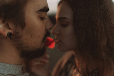 Primer plano de pareja a punto de besarse