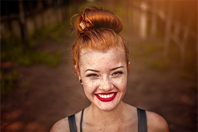 Mujer peliroja muy sonriente
